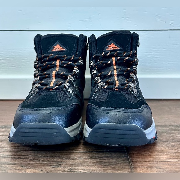 High Sierra hiking boots
Size: 3 - Picture 5 of 11